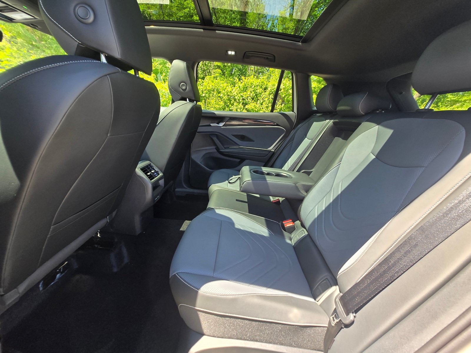 New 2026 Volkswagen Tiguan SE R-Line FWD image 16