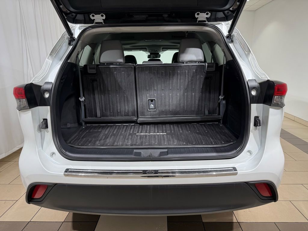 Certified 2022 Toyota Highlander XLE image 11