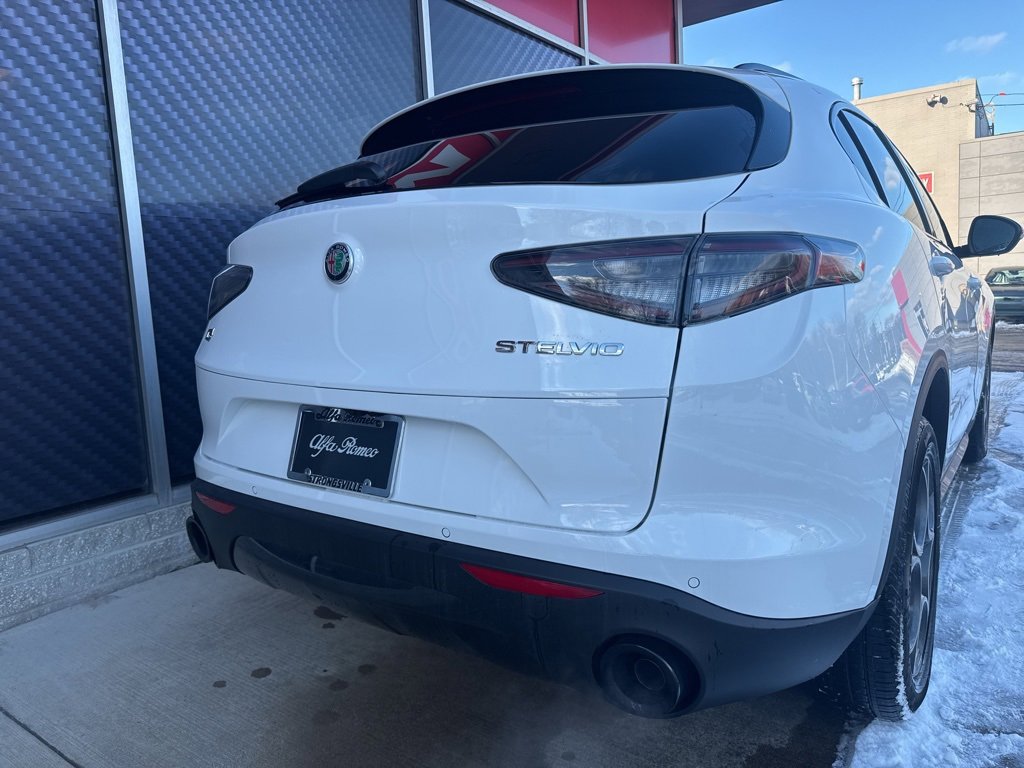 New 2025 Alfa Romeo Stelvio Sprint image 3