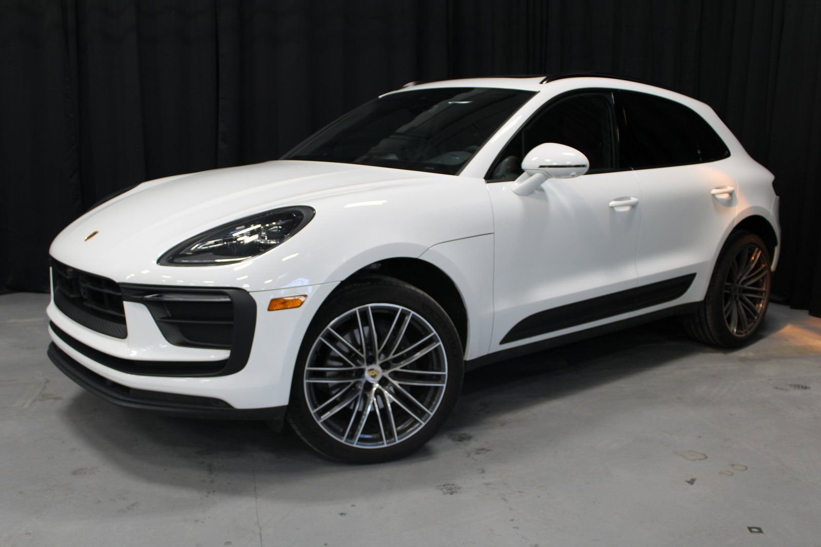 Certified 2025 Porsche Macan image 1