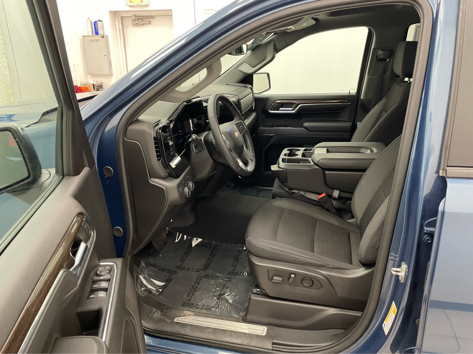 Used 2024 Chevrolet Silverado 1500 LT AWD/4WD image 7