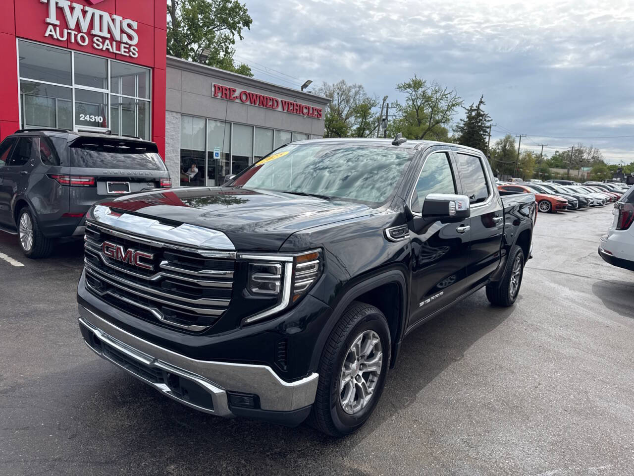 Used 2025 GMC Sierra 1500 SLT AWD/4WD image 1
