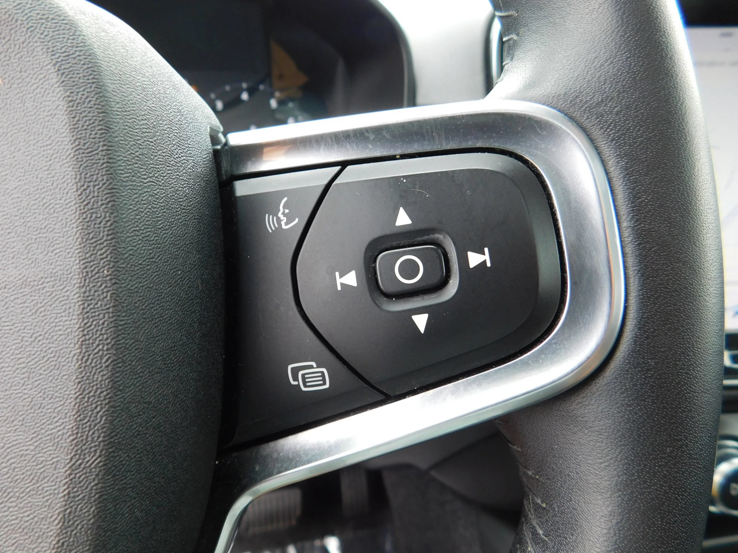 Used 2019 Volvo XC40 T5 Momentum AWD/4WD image 25