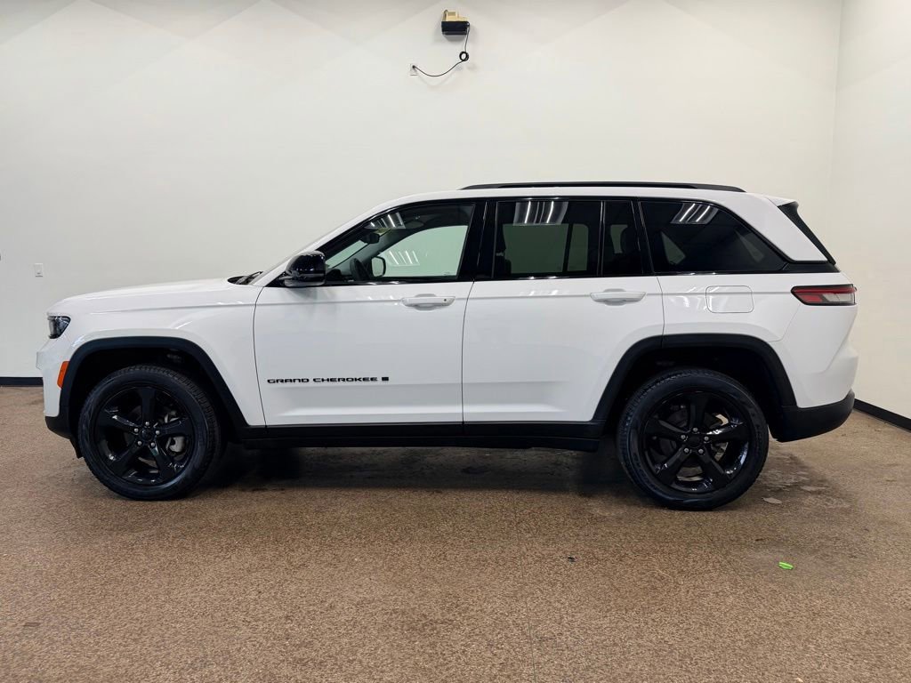 Used 2023 Jeep Grand Cherokee Limited w/ Black Appearance Package AWD/4WD image 2