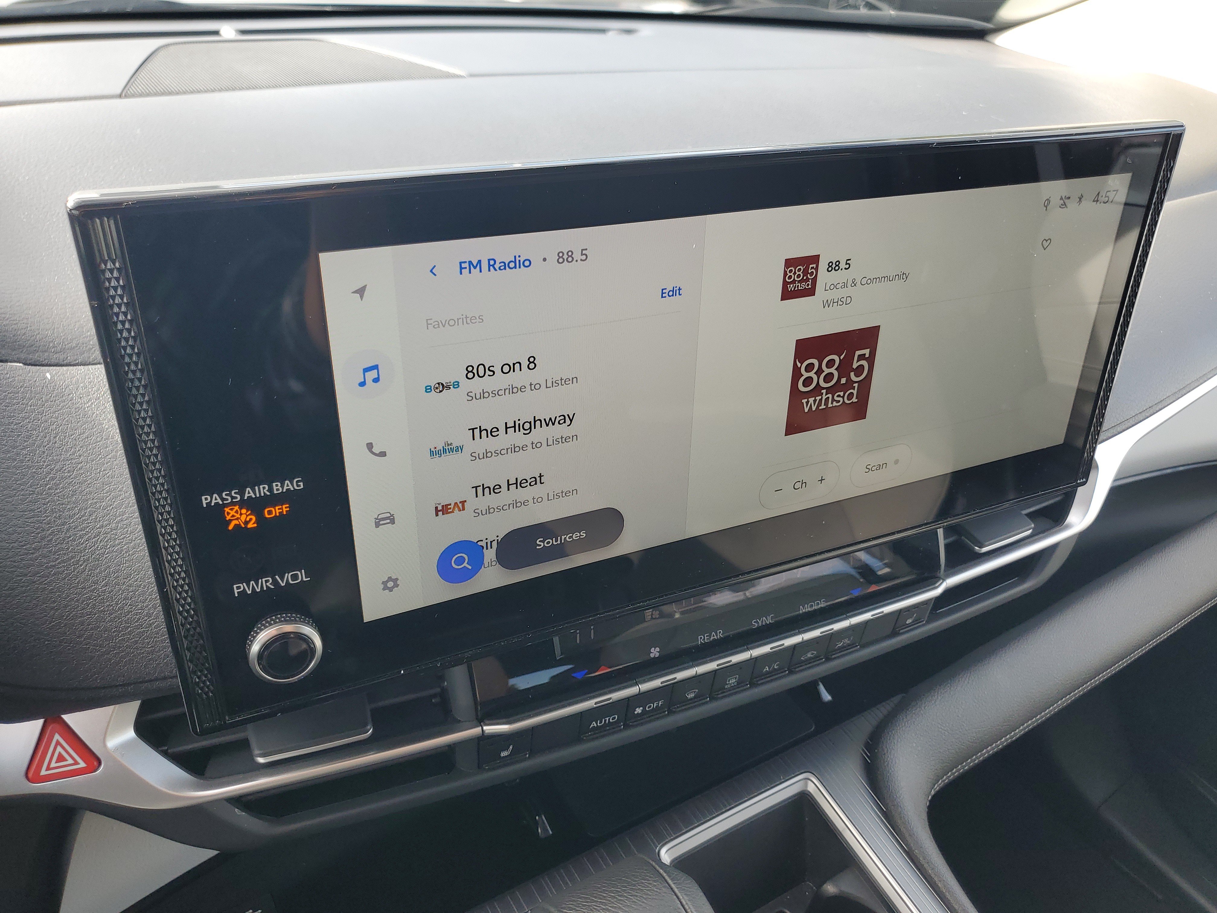 Certified 2025 Toyota Sienna XLE FWD image 30