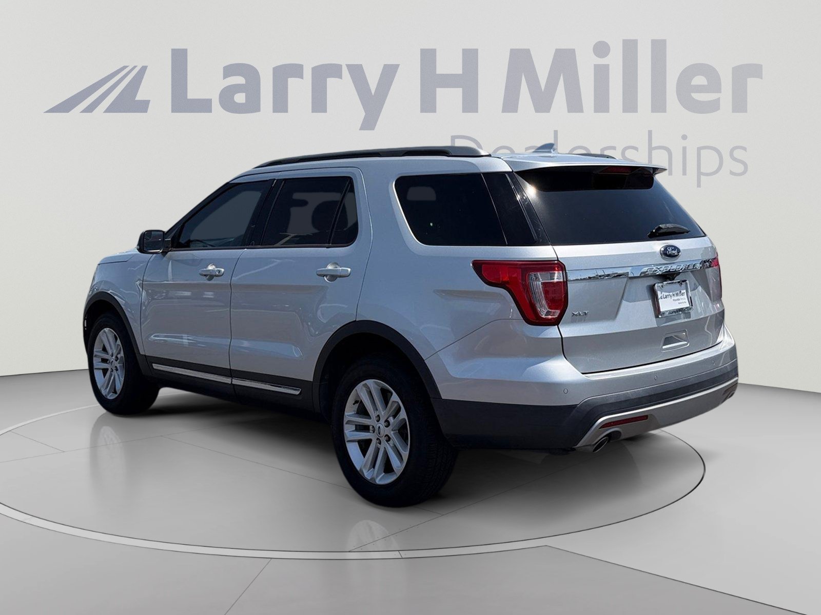 Used 2017 Ford Explorer XLT w/ Equipment Group 202A FWD image 3