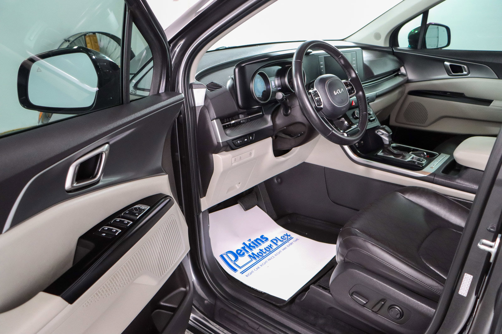 Used 2024 Kia Carnival LX image 3