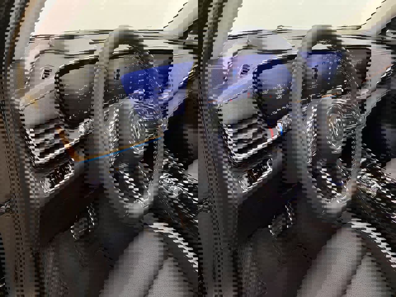 Used 2025 Buick Envision Sport Touring image 2