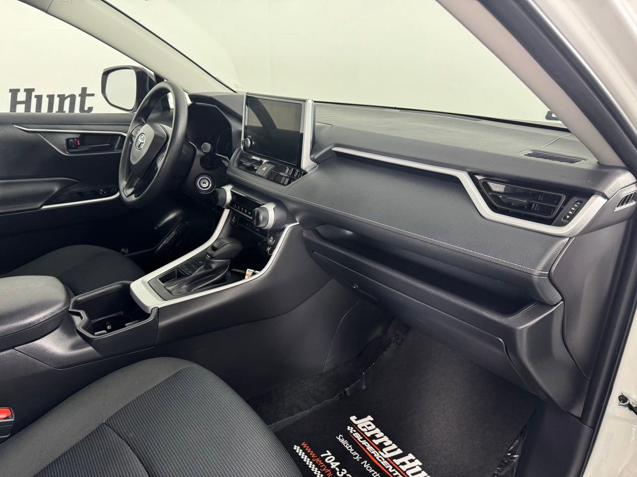 Used 2025 Toyota RAV4 LE image 28