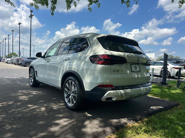 New 2026 BMW X5 xDrive50e w/ Climate Comfort Package AWD/4WD image 3