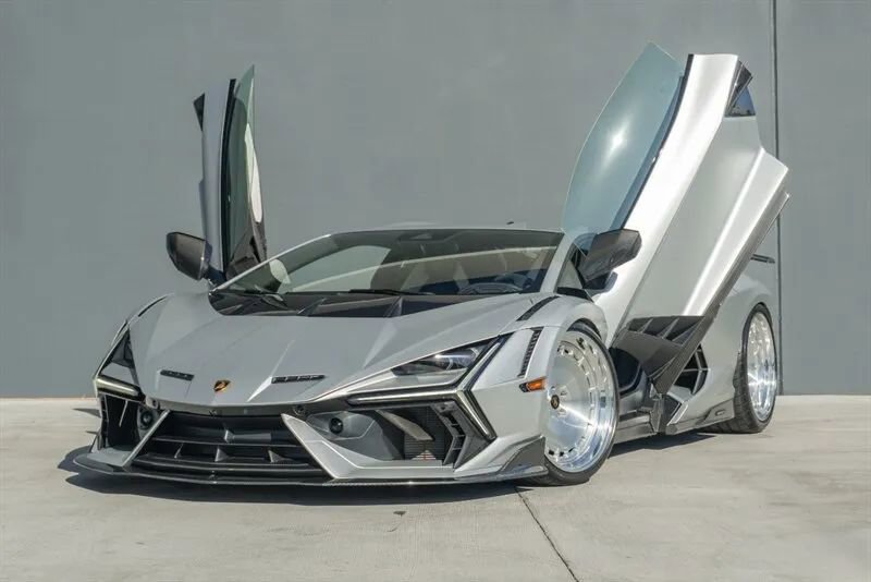 Used 2024 Lamborghini Revuelto image 4