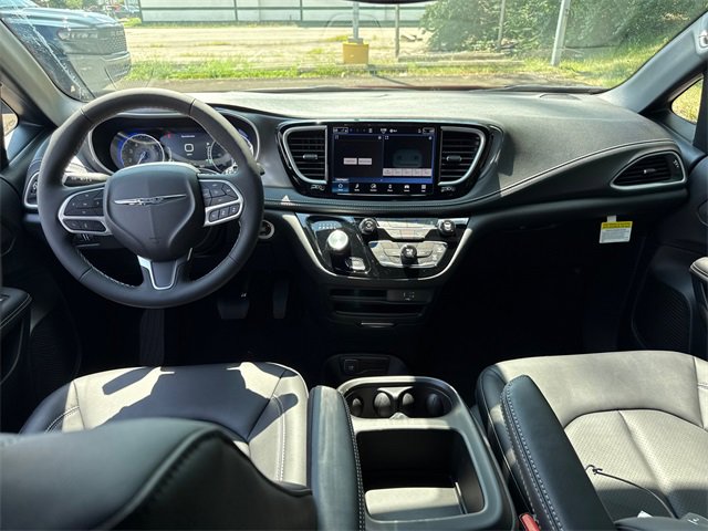 New 2026 Chrysler Pacifica Select image 2