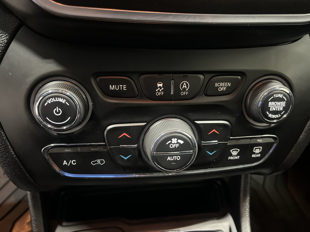 Used 2020 Jeep Cherokee Trailhawk AWD/4WD image 29