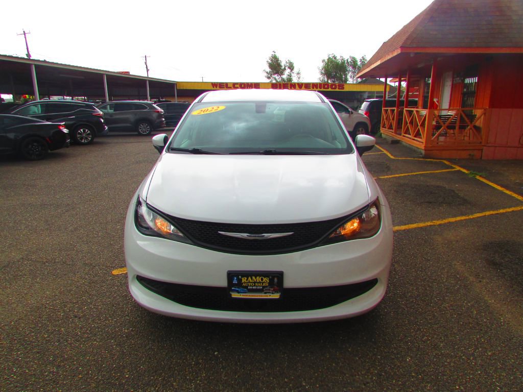 Used 2022 Chrysler Voyager LX image 12