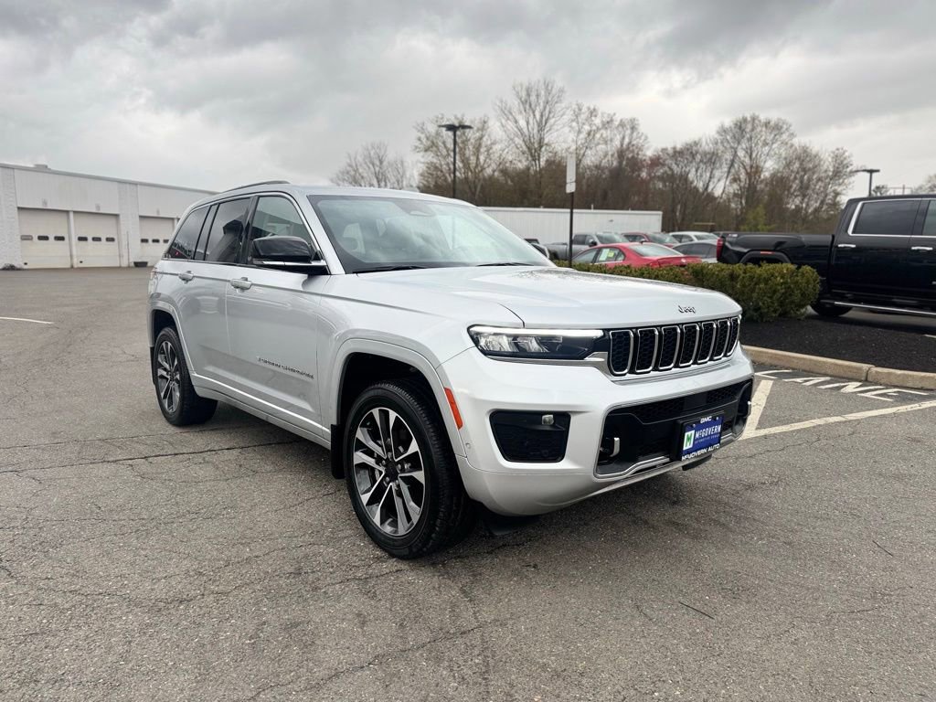 Used 2022 Jeep Grand Cherokee Overland w/ Luxury Tech Group IV AWD/4WD image 9