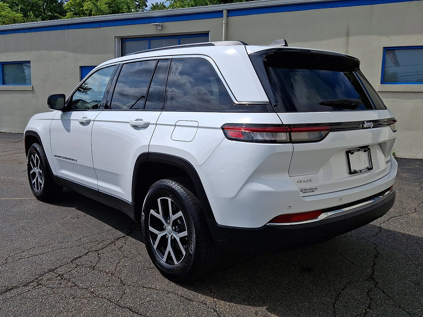 Used 2025 Jeep Grand Cherokee Limited AWD/4WD image 6