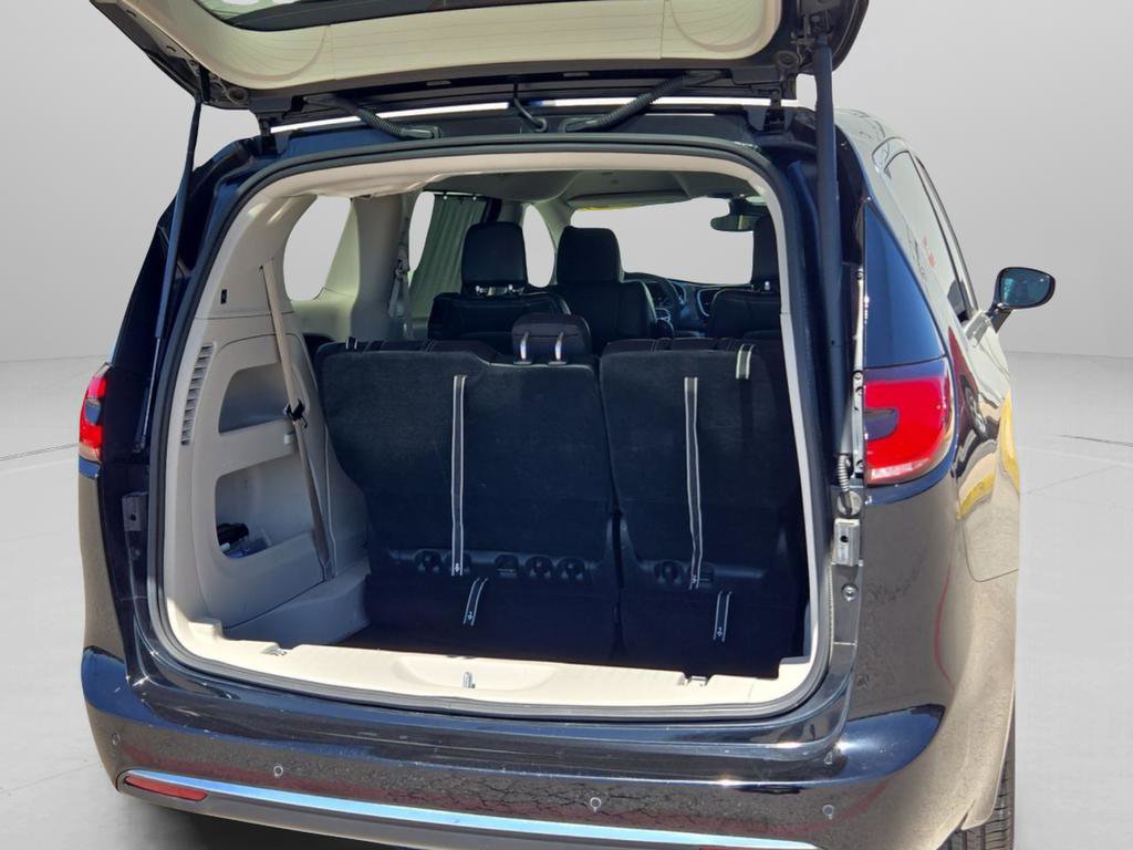 Used 2024 Chrysler Pacifica Touring-L image 24