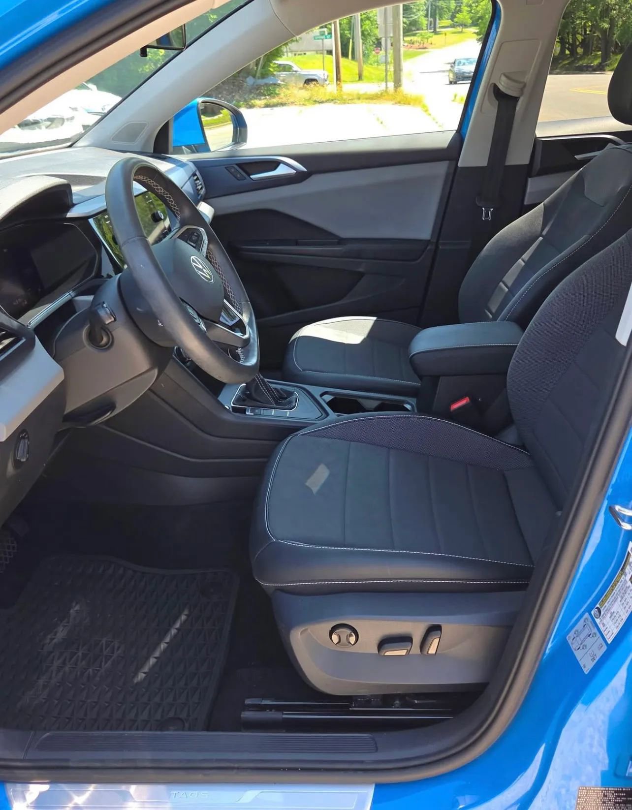 Used 2022 Volkswagen Taos SE w/ Panoramic Sunroof Package FWD image 9