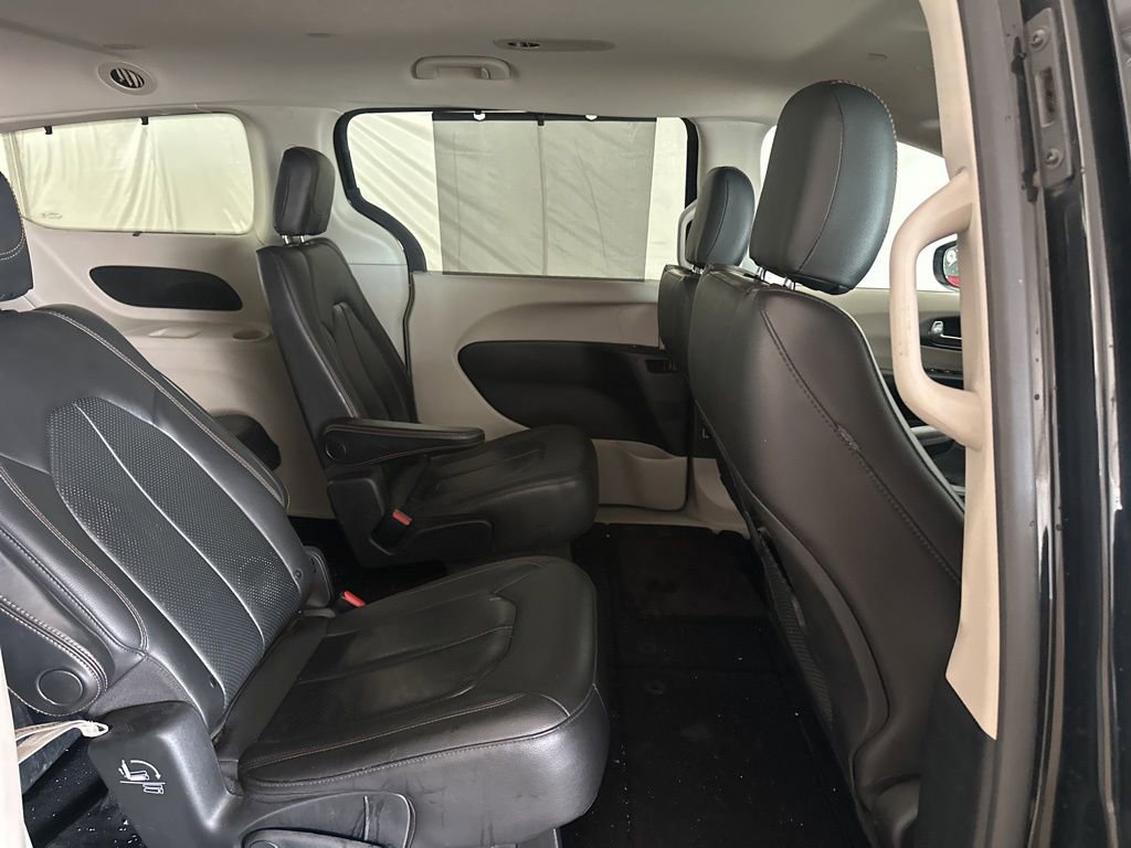 Used 2020 Chrysler Pacifica Touring-L image 12