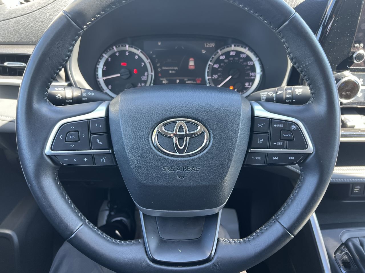 Used 2024 Toyota Highlander LE AWD/4WD image 18