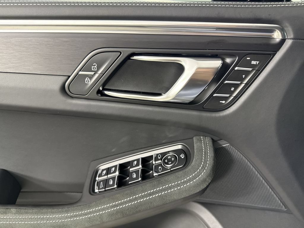 Certified 2025 Porsche Macan GTS AWD/4WD image 33