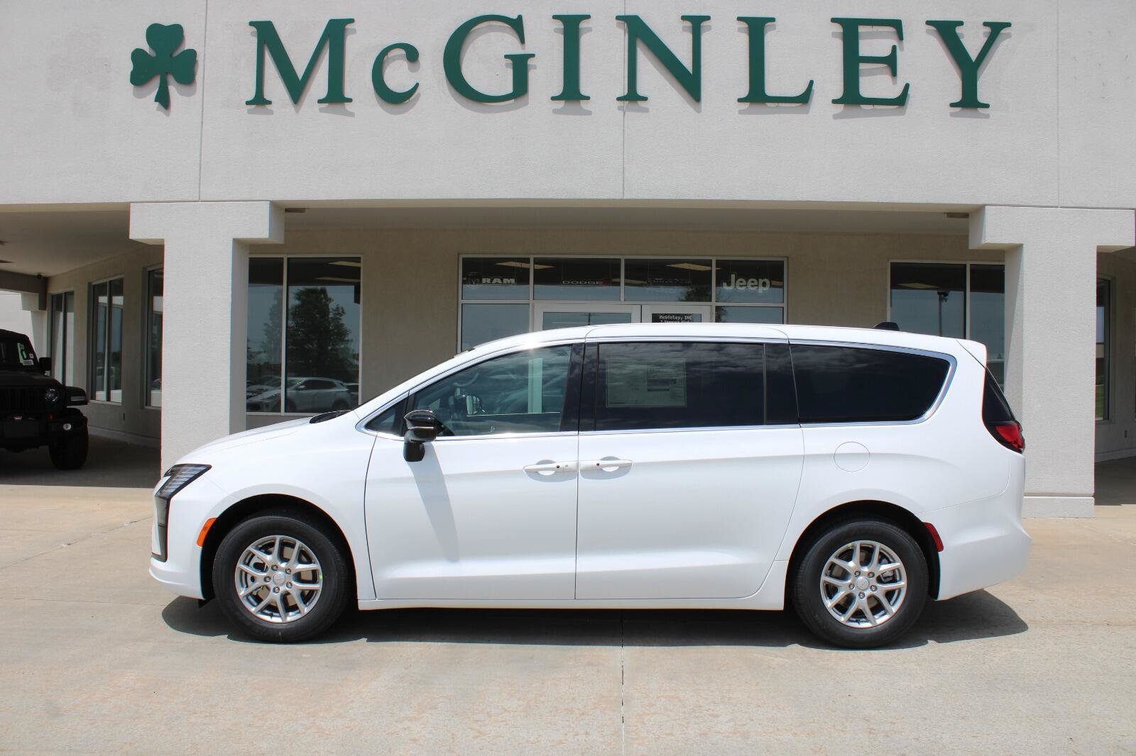 New 2027 Chrysler Pacifica Select FWD image 1