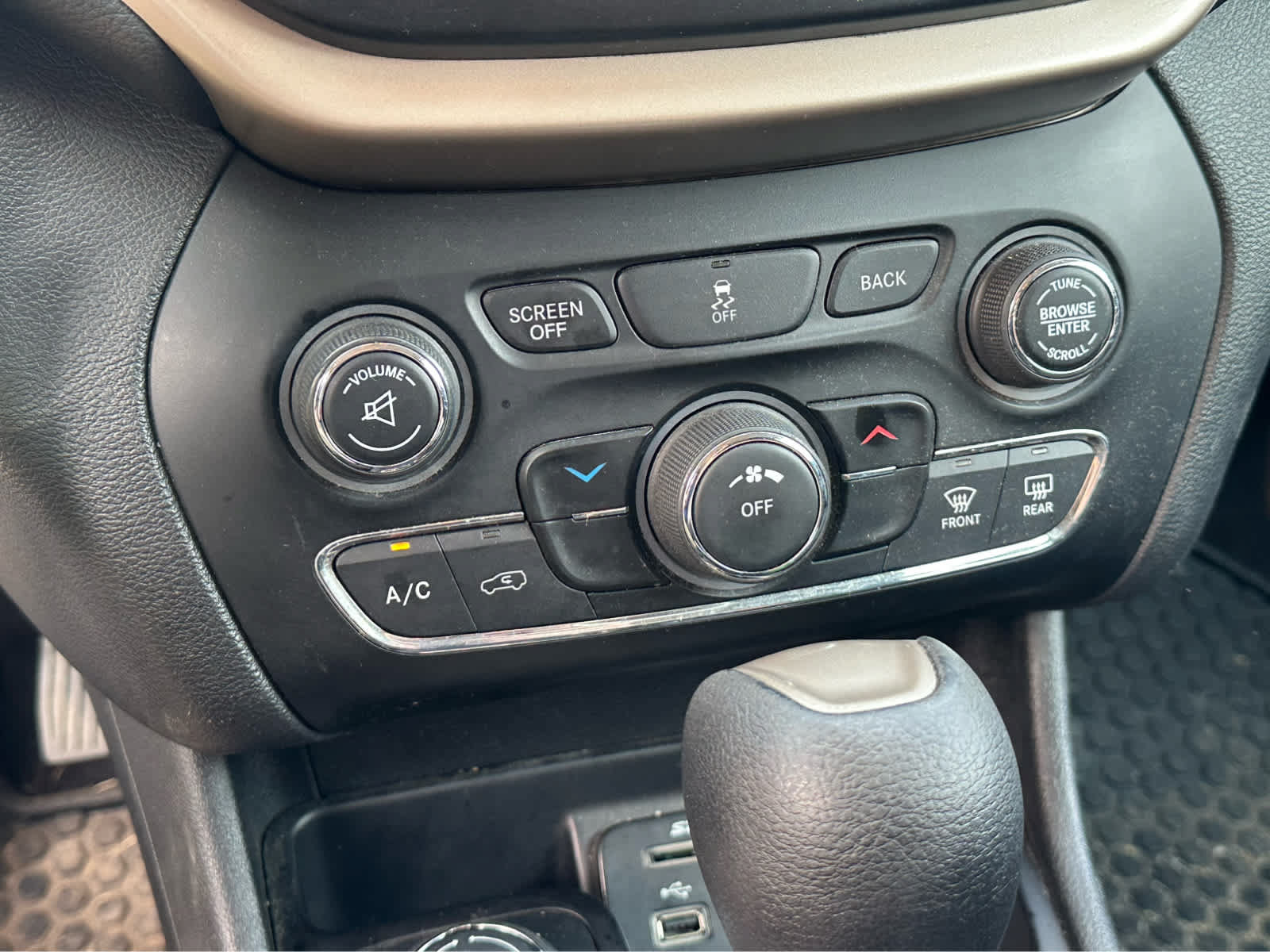 Used 2017 Jeep Cherokee Latitude w/ Cold Weather Group AWD/4WD image 15