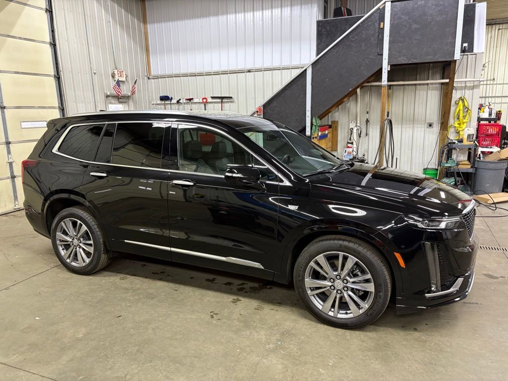 Used 2025 Cadillac XT6 Premium Luxury image 2