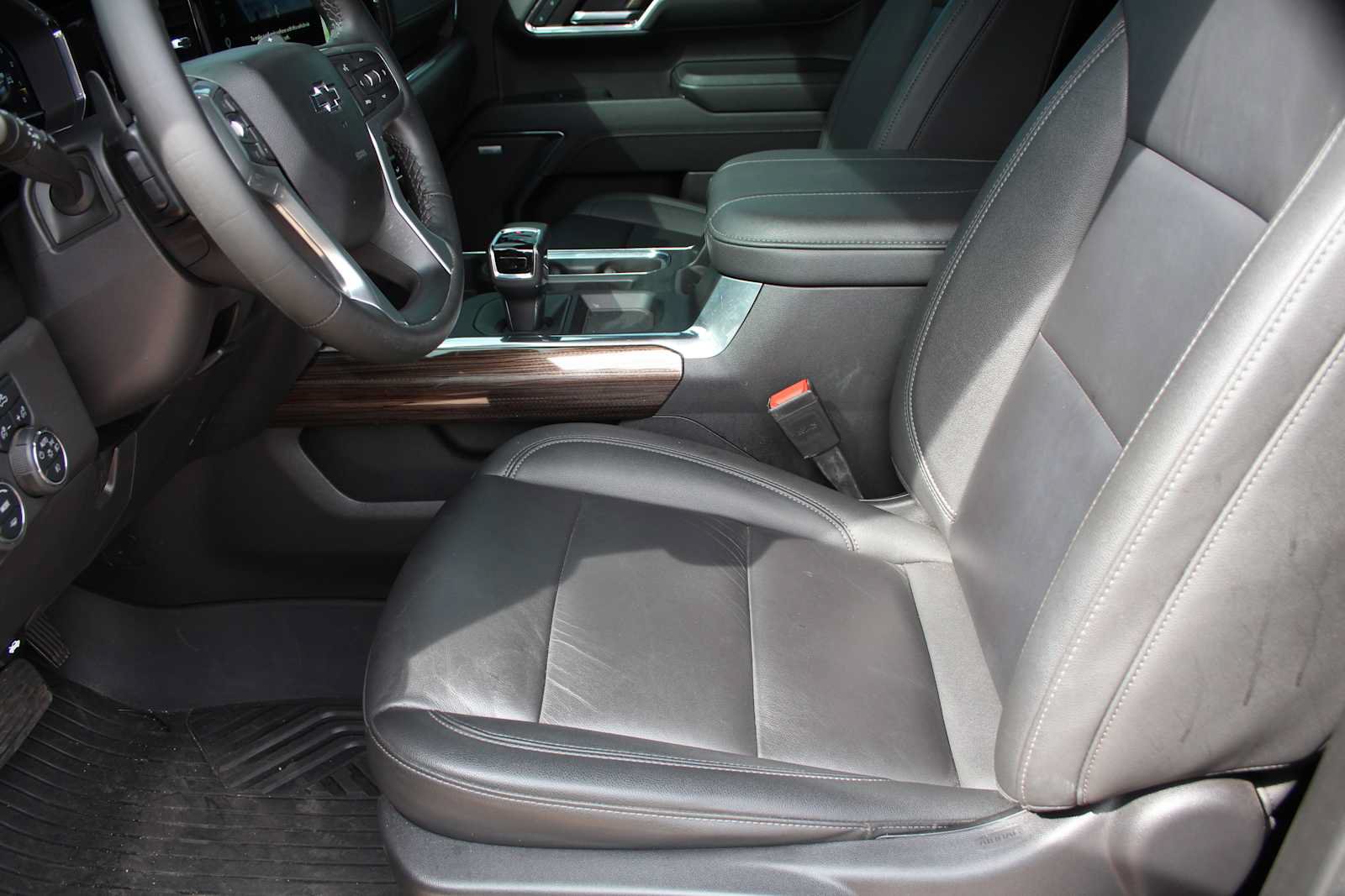 Used 2024 Chevrolet Silverado 1500 LT Trail Boss w/ Convenience Package II AWD/4WD image 31