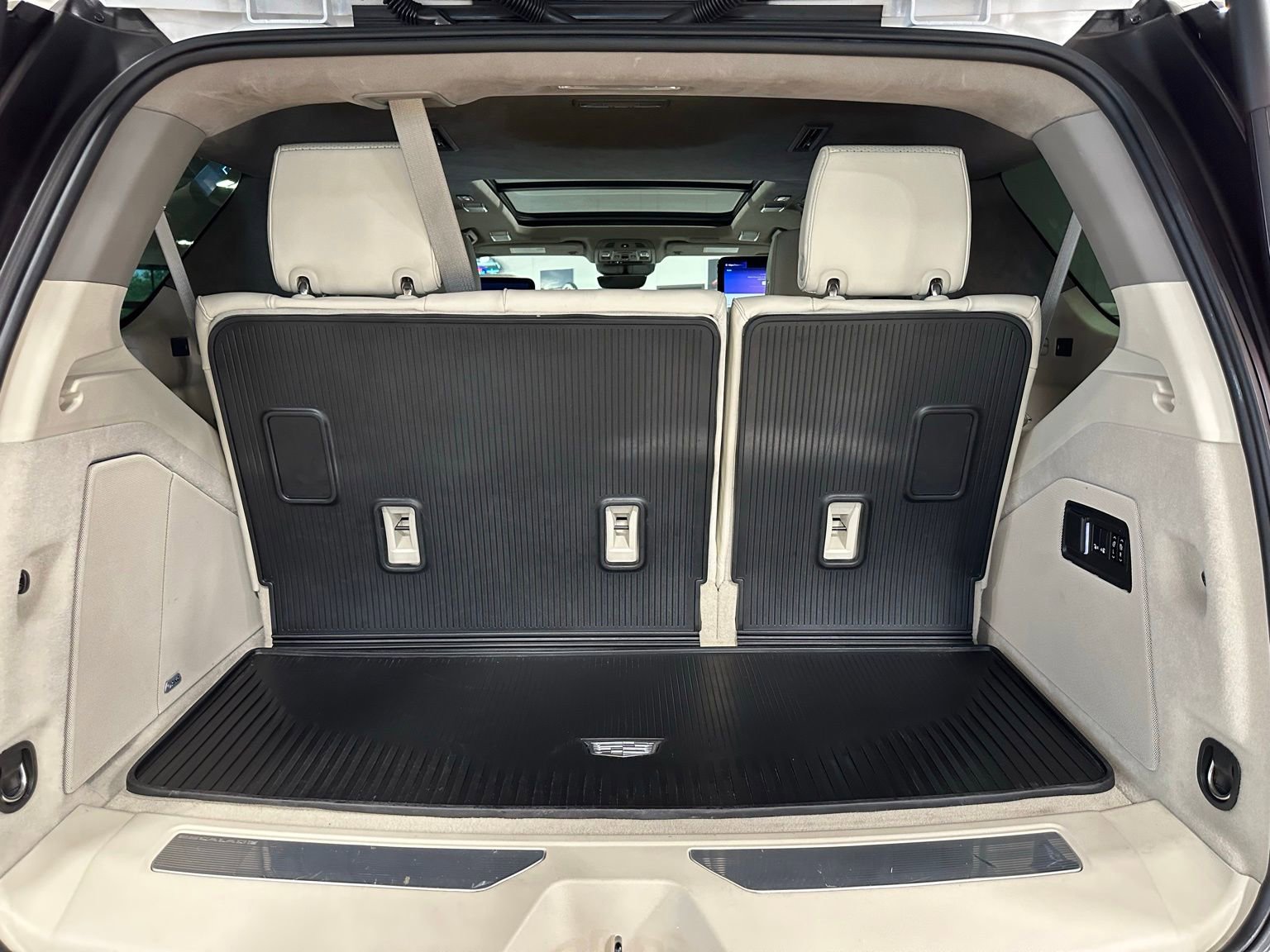 Used 2024 Cadillac Escalade Sport Platinum w/ LPO, ONYX Package AWD/4WD image 57