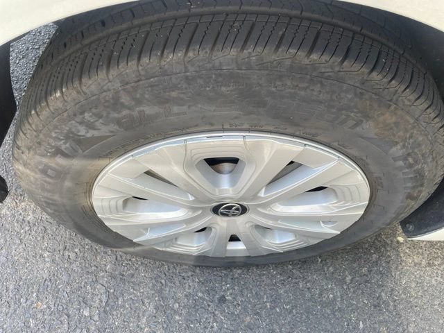 Used 2020 Toyota Prius LE FWD image 16