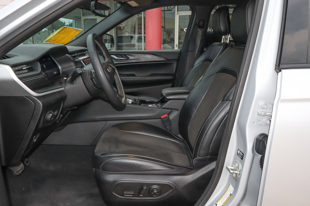 Used 2023 Jeep Grand Cherokee Altitude AWD/4WD image 7