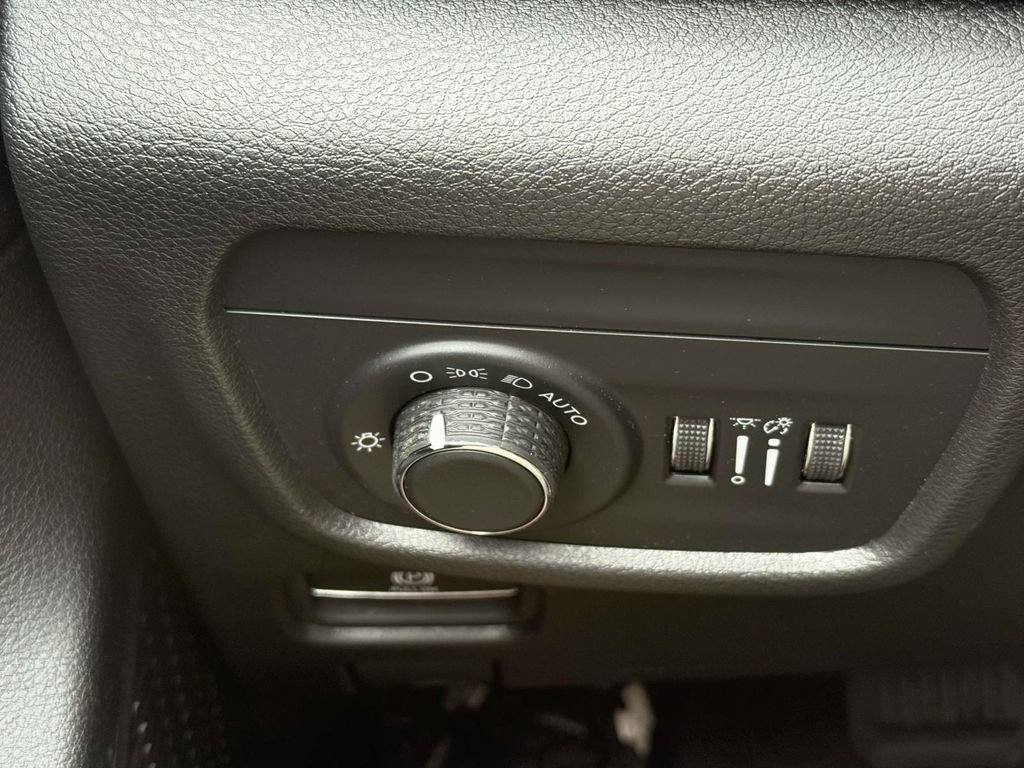 Used 2024 Jeep Grand Cherokee Altitude AWD/4WD image 26
