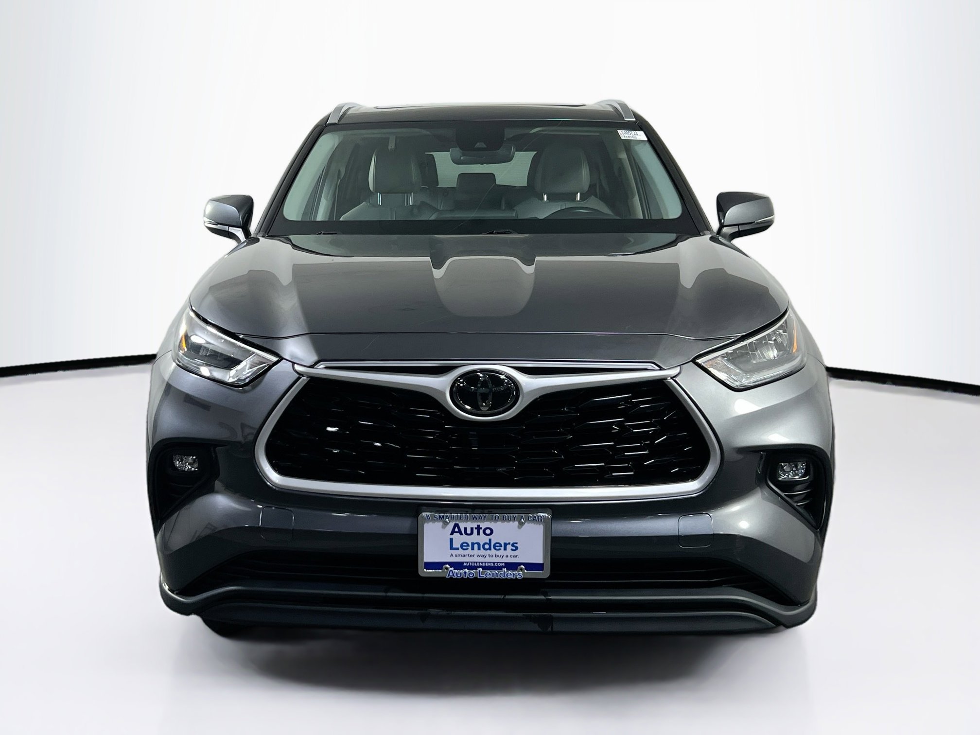 Used 2020 Toyota Highlander XLE image 2