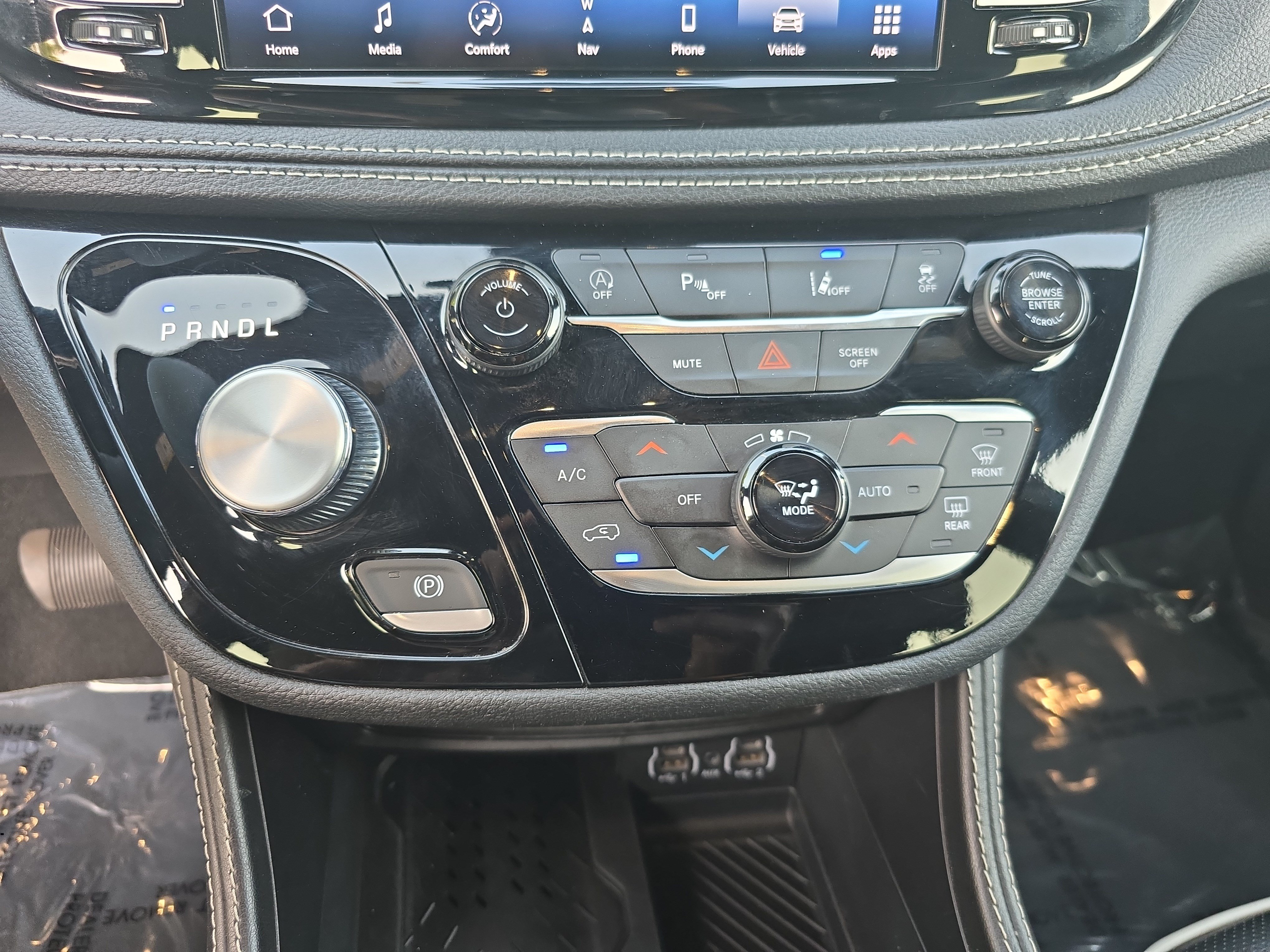 Used 2025 Chrysler Pacifica Limited FWD image 18