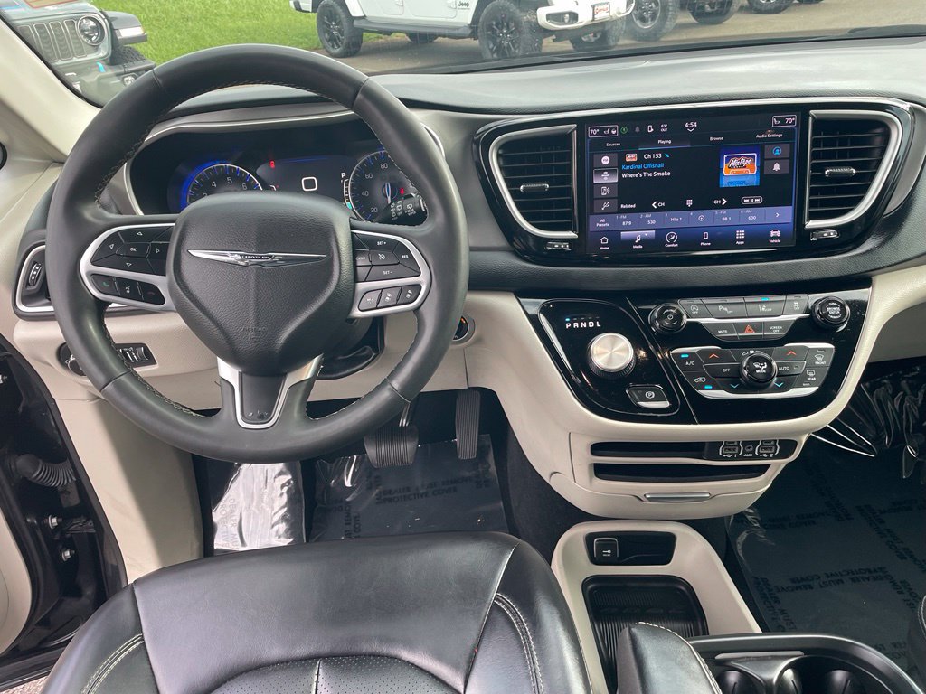 Used 2023 Chrysler Pacifica Touring-L FWD image 4