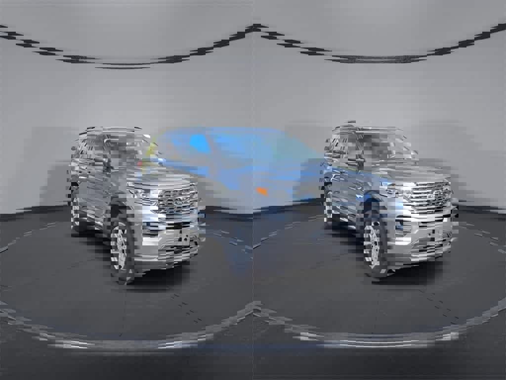 Used 2022 Ford Explorer XLT image 2