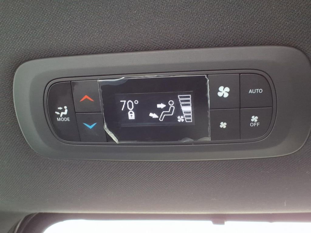 Used 2025 Chrysler Pacifica Select FWD image 6