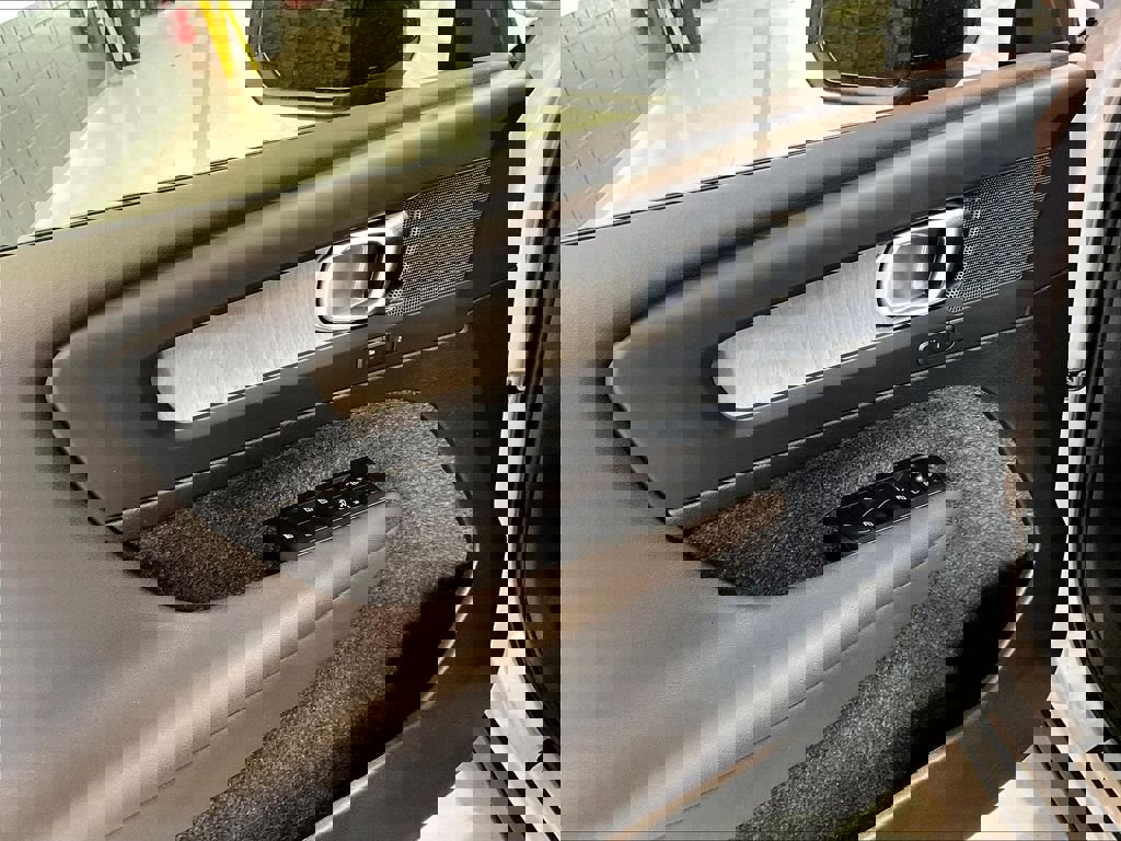 Used 2025 Volvo XC40 B5 Plus image 10