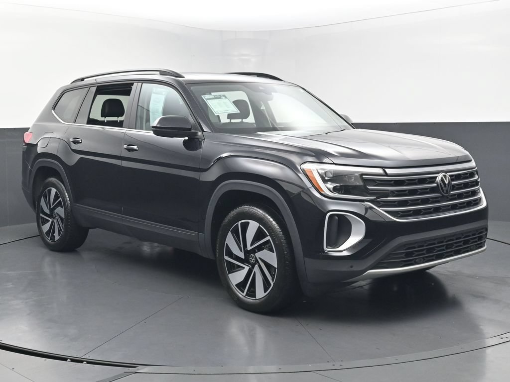 Used 2024 Volkswagen Atlas SE w/ Panoramic Sunroof Package FWD image 3