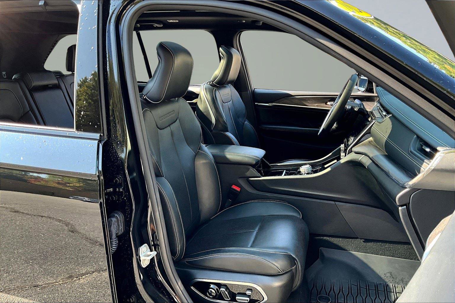 Used 2024 Jeep Grand Cherokee Overland w/ Luxury Tech Group IV image 8