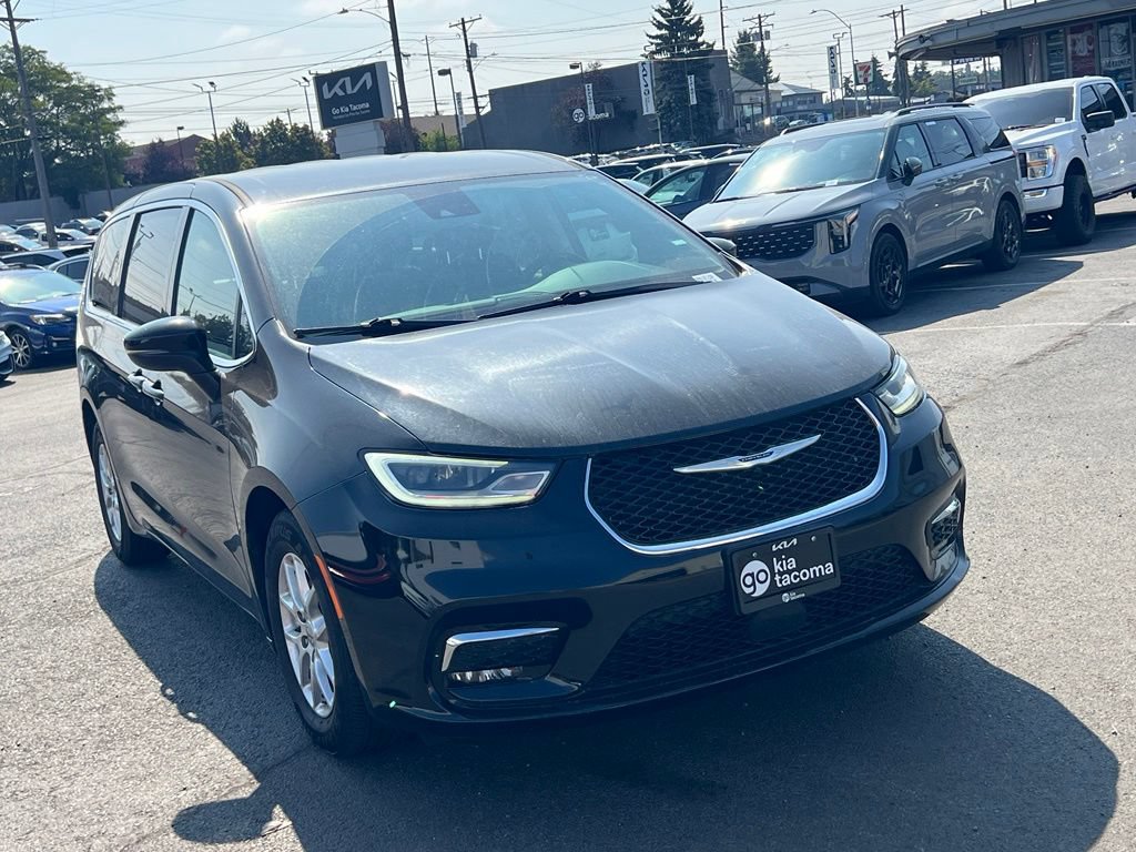 Used 2023 Chrysler Pacifica Touring-L FWD image 5