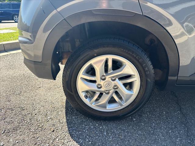 Used 2021 Hyundai Venue SE FWD image 11