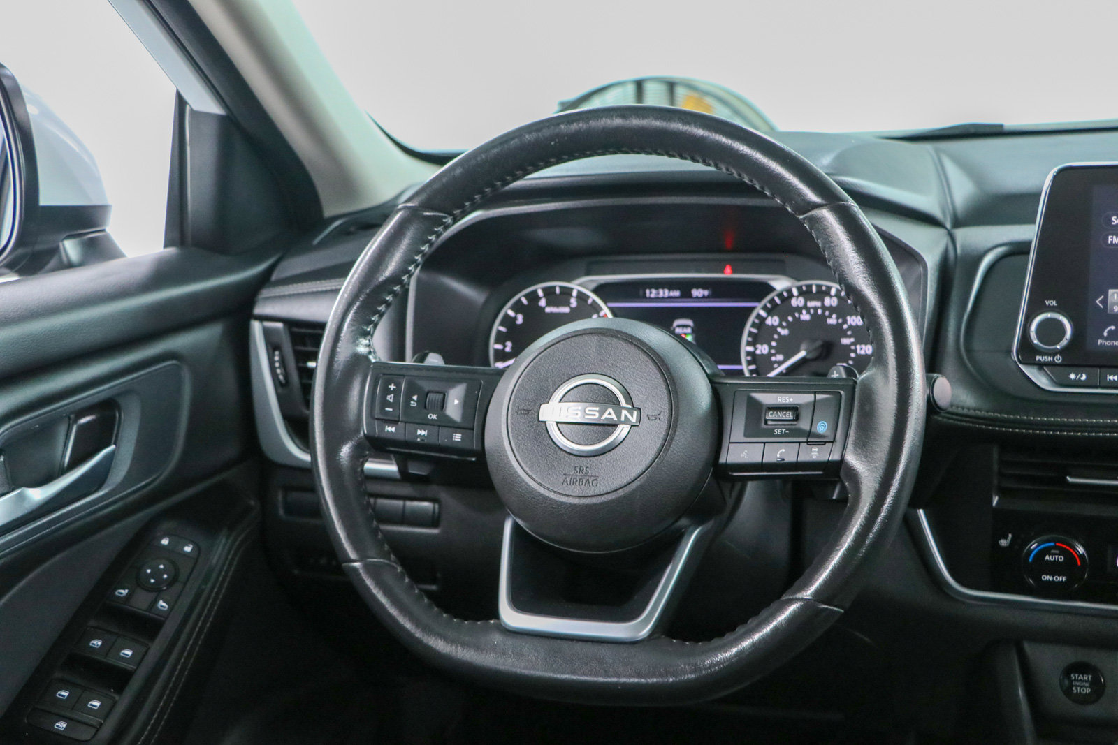 Used 2024 Nissan Rogue SV w/ SV Premium Package FWD image 12
