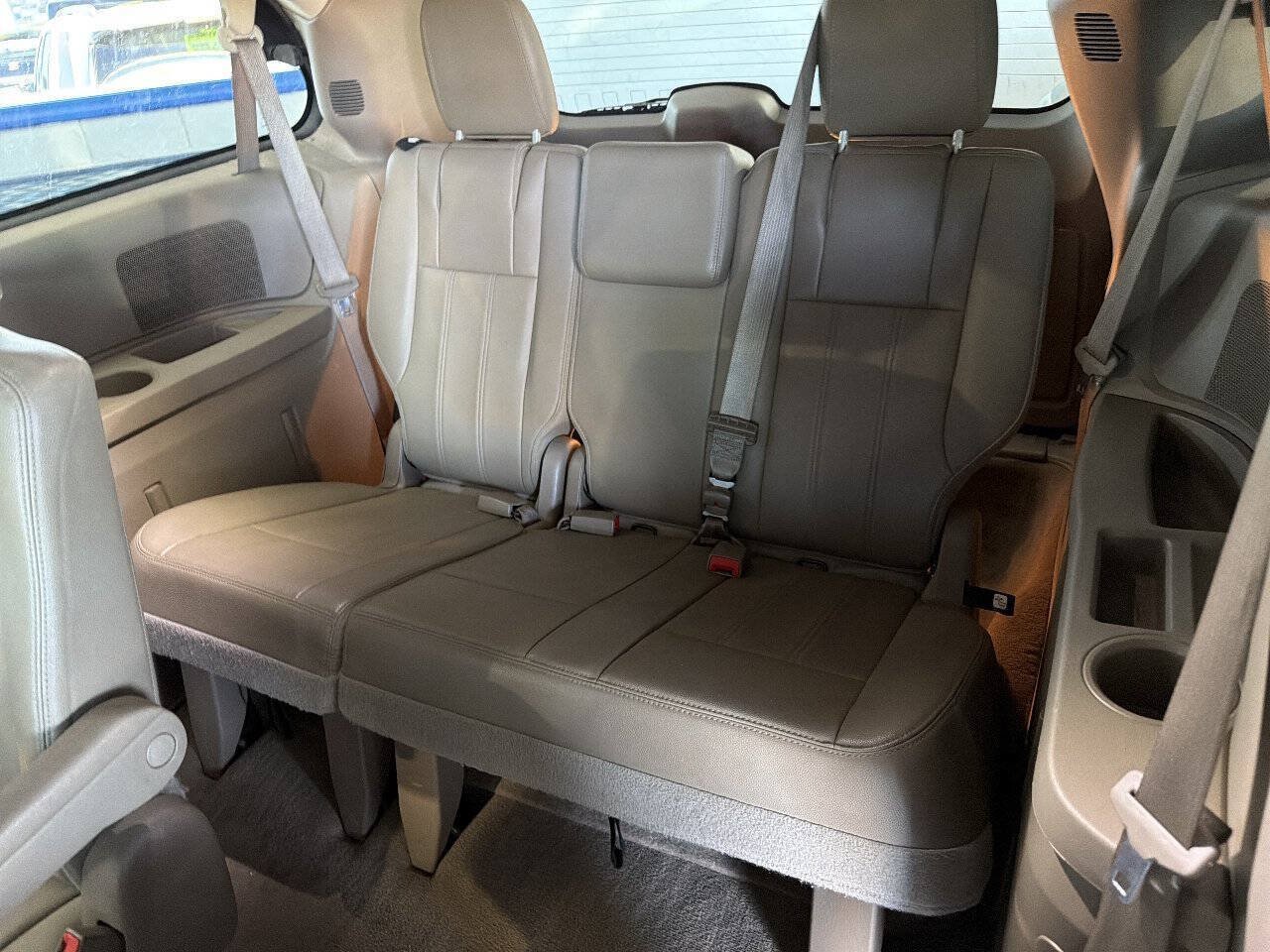 Used 2016 Chrysler Town & Country Touring FWD image 17
