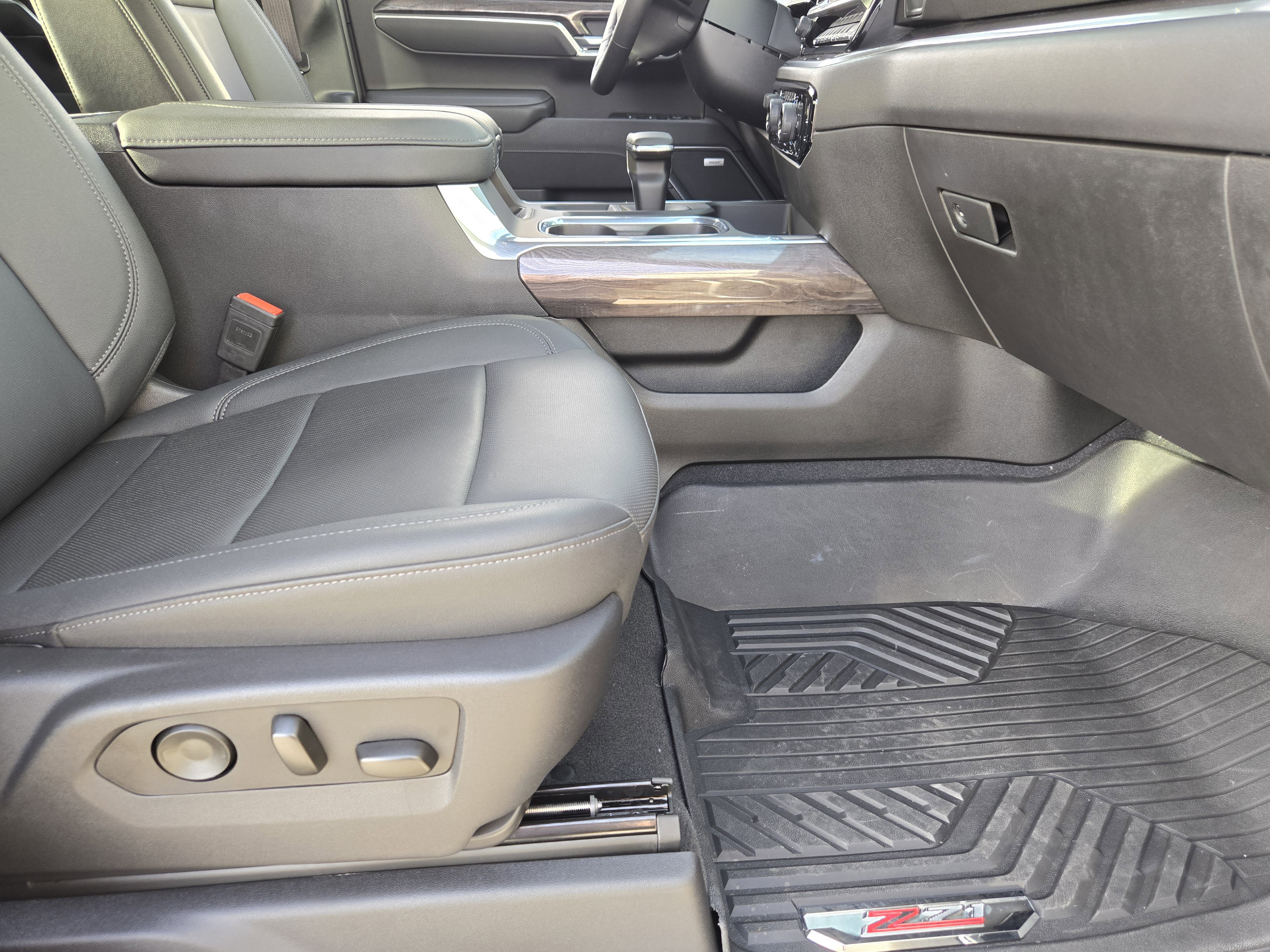 Used 2025 Chevrolet Silverado 1500 LTZ w/ LTZ Premium Package image 17