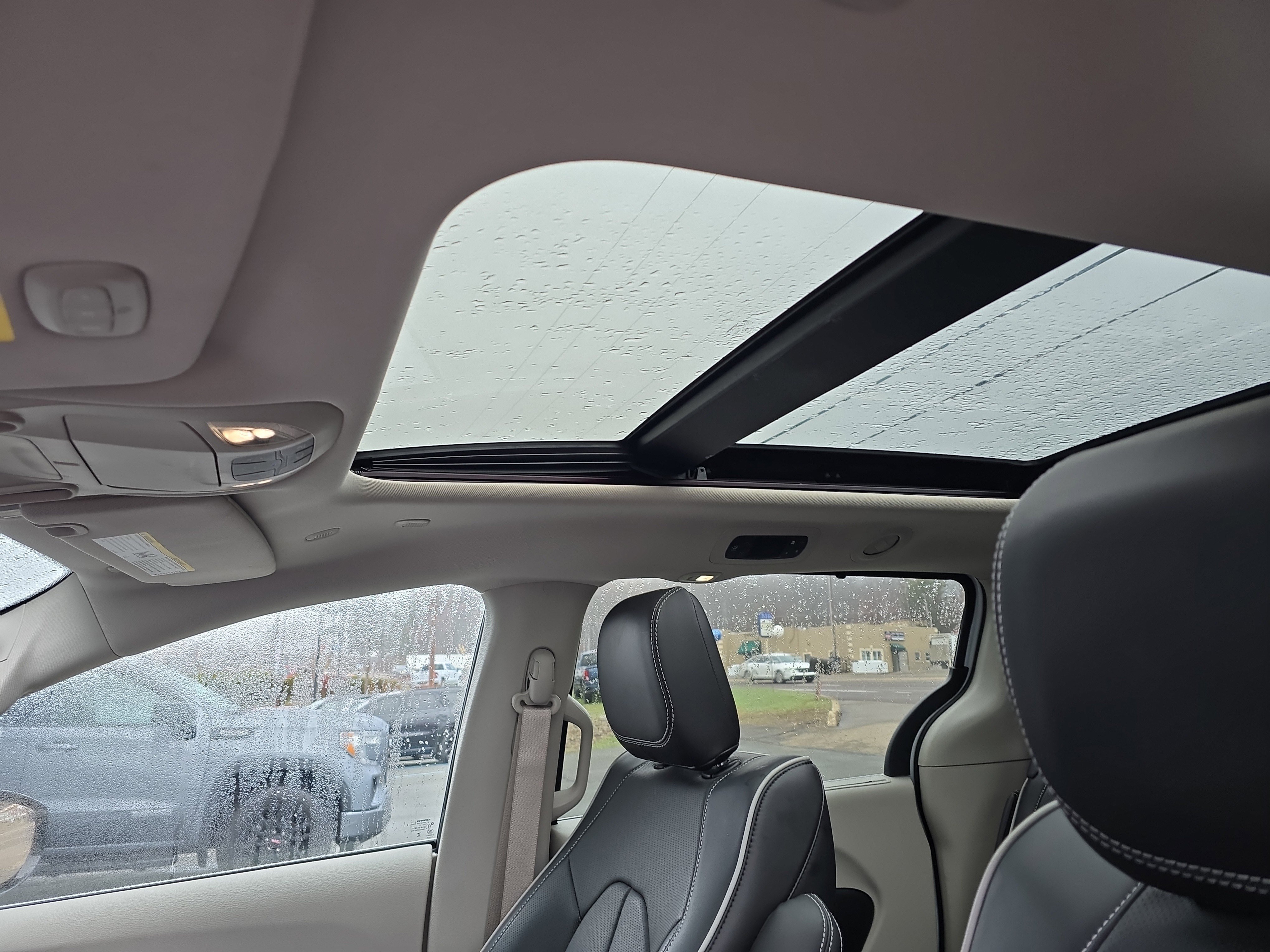 Used 2024 Chrysler Pacifica Limited image 35