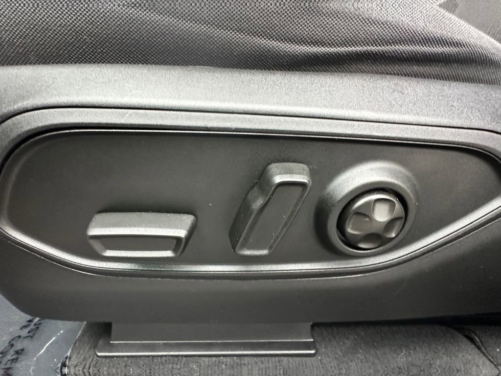 Used 2024 Jeep Grand Cherokee Laredo X image 10