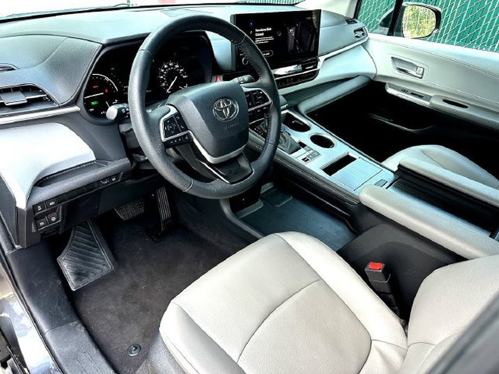 Used 2025 Toyota Sienna XLE FWD image 13
