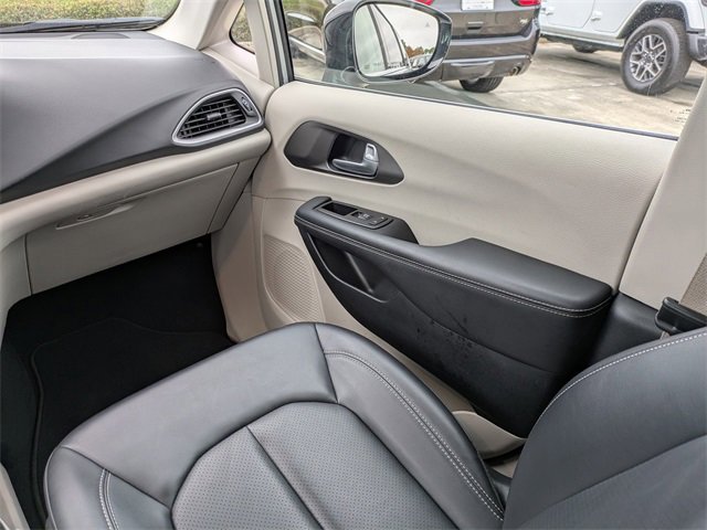 Certified 2024 Chrysler Pacifica Touring-L image 20